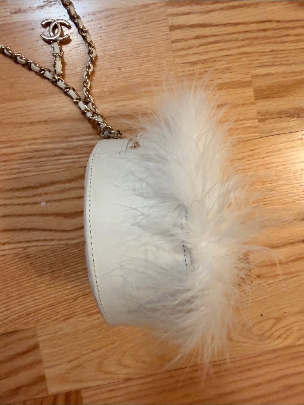 White fluffy feather Chanel round crossbody purse - Picture 4 of 8